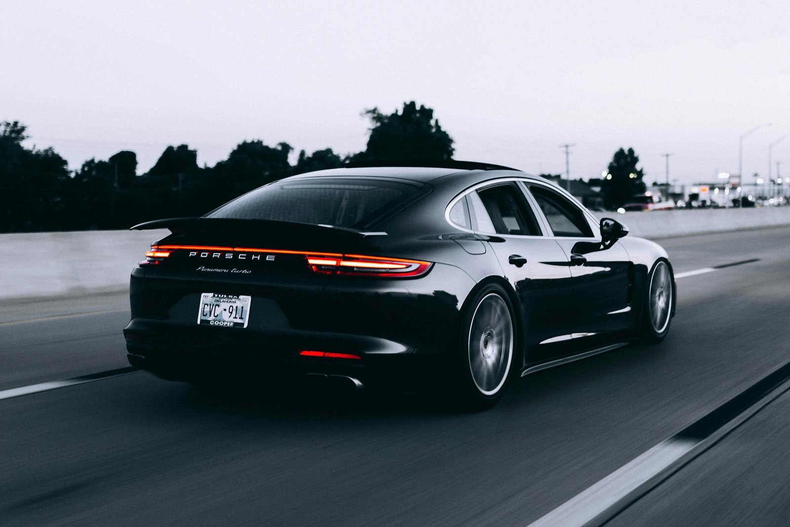 Porsche en carretera, imagen editorial